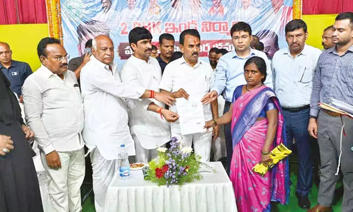 Telangana: जुपल्ली ने 30.32 करोड़ रुपये की परियोजनाएं शुरू कीं, भैंसा में 440 घर सौंपे