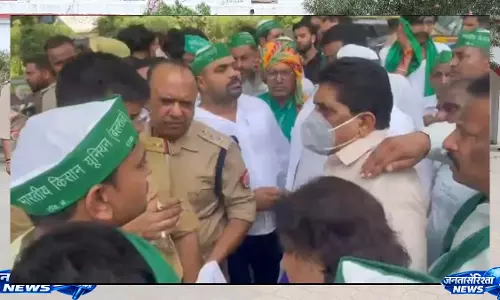 Salepur में शराब ठेके हटाने की मांग, किसानों ने किया डीएम कार्यालय का घेराव