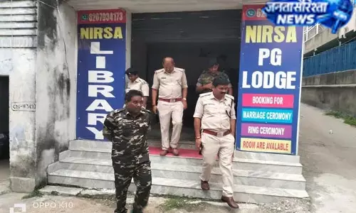 धनबाद लॉज में छापेमारी से पहले युवक-युवती मौके से भागे