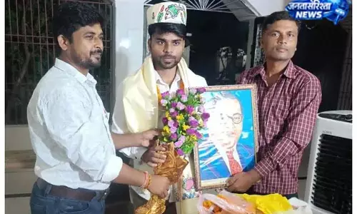 मजदूर परिवार का बेटा बना अफसर, गांव में खुशी