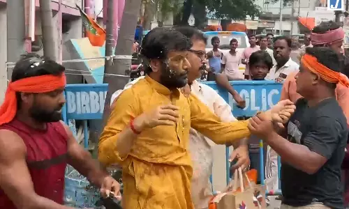 पूर्व टीएमसी विधायक के पति पर लोगों ने फेंके अंडे...