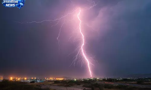 बिजली गिरने से दो बच्चों समेत तीन की मौत, आम बीनते वक्त हुआ हादसा