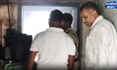 बलरामपुर में सनसनीखेज वारदात, नगर सैनिक का पति घर में आग लगाकर फरार