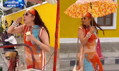 सड़क पर बेफिक्र नजर आईं सपना चौधरी, वीडियो ने मचाया तहलका