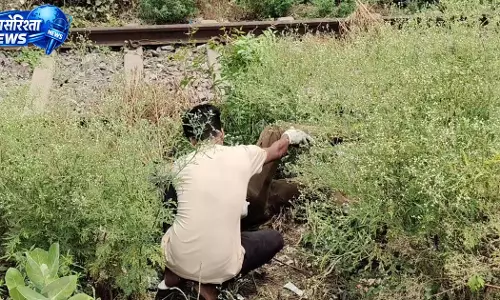 BREAKING: रेलवे ट्रैक किनारे झाड़ियों में मिला सड़ा-गला शव, पहचान की कोशिश जारी