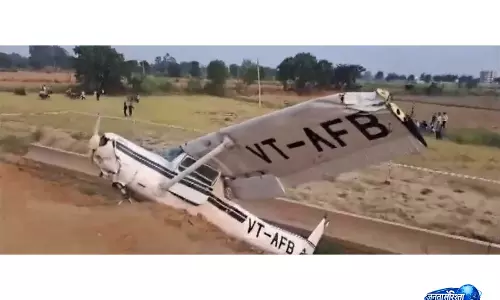 उत्तर प्रदेश के कासगंज में विमान की इमरजेंसी लैंडिंग, DGCA ने शुरू की जांच