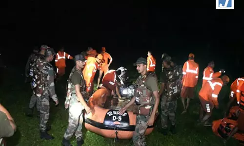 भारी बारिश और बाढ़ के बीच भारतीय सेना का रेस्क्यू ऑपरेशन, सुरक्षित निकाले गए 27 ग्रामीण