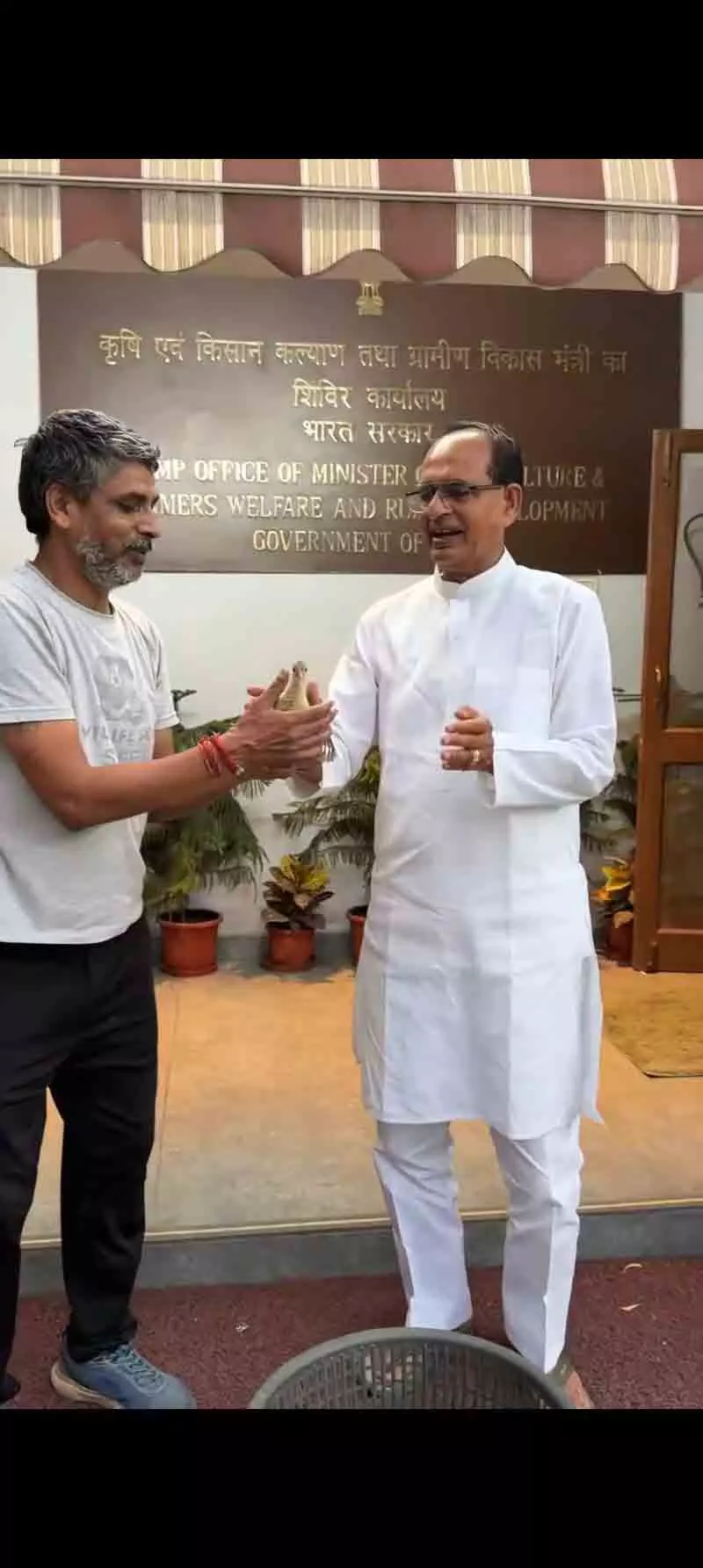 Delhi कृषि मंत्री ने बचाई मोर के बच्चे की जान Delhi कृषि मंत्री ने बचाई मोर के बच्चे की जान