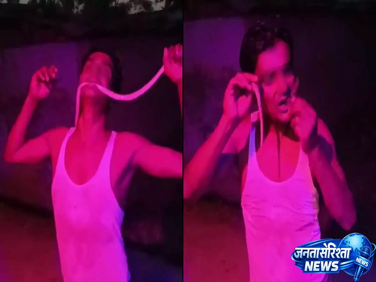 UP में युवक ने मुंह में रखा मरा सांप, वीडियो वायरल होने के बाद अस्पताल में भर्ती UP में युवक ने मुंह में रखा मरा सांप, वीडियो वायरल होने के बाद अस्पताल में भर्ती