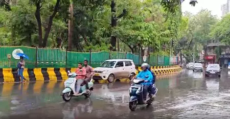मुंबई में एक घंटे की बारिश से कई हिस्सों में जलभराव से जनजीवन प्रभावित मुंबई में एक घंटे की बारिश से कई हिस्सों में जलभराव से जनजीवन प्रभावित