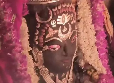 भांग, चंदन और रजत आभूषणों से बाबा महाकाल का शृंगार, किया गया पंचामृत अभिषेक भांग, चंदन और रजत आभूषणों से बाबा महाकाल का शृंगार, किया गया पंचामृत अभिषेक
