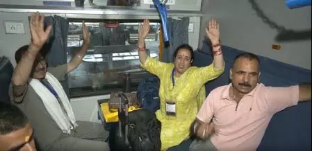 जम्मू से सोमनाथ के लिए पहली विशेष ट्रेन रवाना, श्रद्धालुओं में रहा उत्साह जम्मू से सोमनाथ के लिए पहली विशेष ट्रेन रवाना, श्रद्धालुओं में रहा उत्साह
