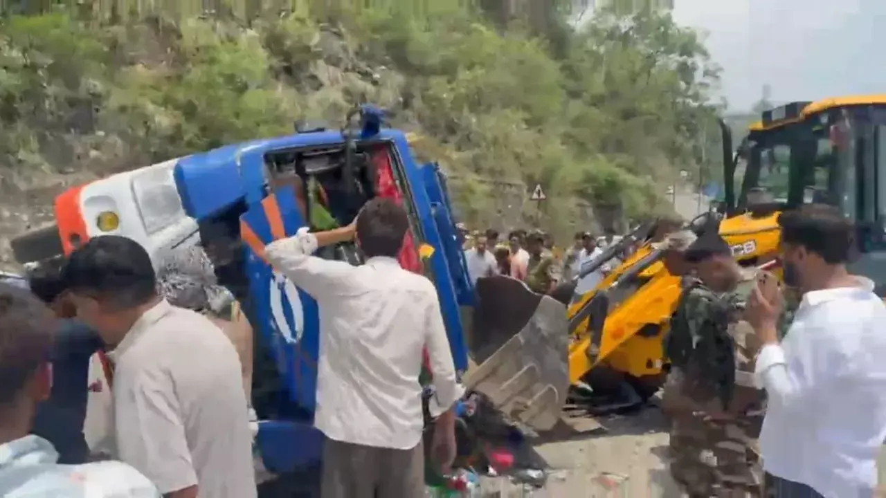Reasi: ताराकोट के पास सड़क हादसा, सीआईएसएफ के जवान घायल Reasi: ताराकोट के पास सड़क हादसा, सीआईएसएफ के जवान घायल