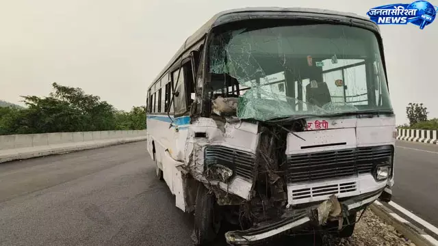 Shyampur : भीषण सड़क हादसा, बस-पिकअप की टक्कर में तीन की मौत, चार घायल Shyampur : भीषण सड़क हादसा, बस-पिकअप की टक्कर में तीन की मौत, चार घायल