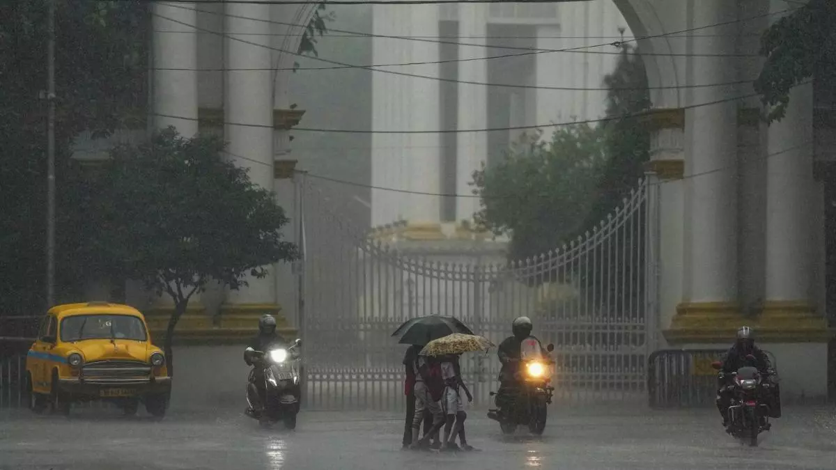 Kolkata: उत्तर बंगाल में मूसलाधार बारिश से जनजीवन प्रभावित, तीन जिलों में रेड अलर्ट जारी Kolkata: उत्तर बंगाल में मूसलाधार बारिश से जनजीवन प्रभावित, तीन जिलों में रेड अलर्ट जारी