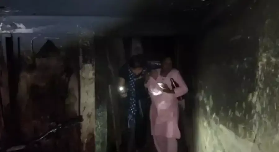 New Delhi: मीटर बोर्ड में आग लगने से केशवपुरम में हड़कंप, लोगों ने छत पर ली शरण New Delhi: मीटर बोर्ड में आग लगने से केशवपुरम में हड़कंप, लोगों ने छत पर ली शरण