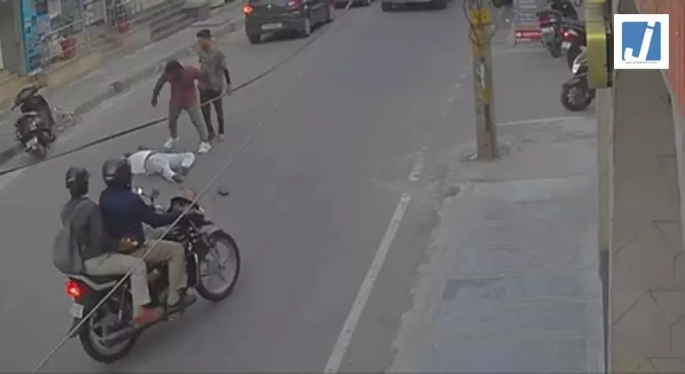 हिस्ट्रीशीटर की हत्या के दौरान घटनास्थल से गुजरते दिखे दो पुलिसकर्मी, घटना सीसीटीवी में कैद हिस्ट्रीशीटर की हत्या के दौरान घटनास्थल से गुजरते दिखे दो पुलिसकर्मी, घटना सीसीटीवी में कैद