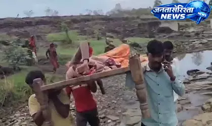 Chhindwara : नदी पार करते समय महिला ने दिया बच्चे को जन्म Chhindwara : नदी पार करते समय महिला ने दिया बच्चे को जन्म