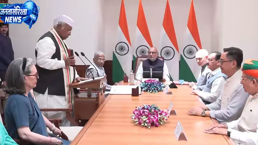दोबारा राज्यसभा पहुंचे Mallikarjun , उपराष्ट्रपति ने दिलाई सदस्यता की शपथ दोबारा राज्यसभा पहुंचे Mallikarjun , उपराष्ट्रपति ने दिलाई सदस्यता की शपथ