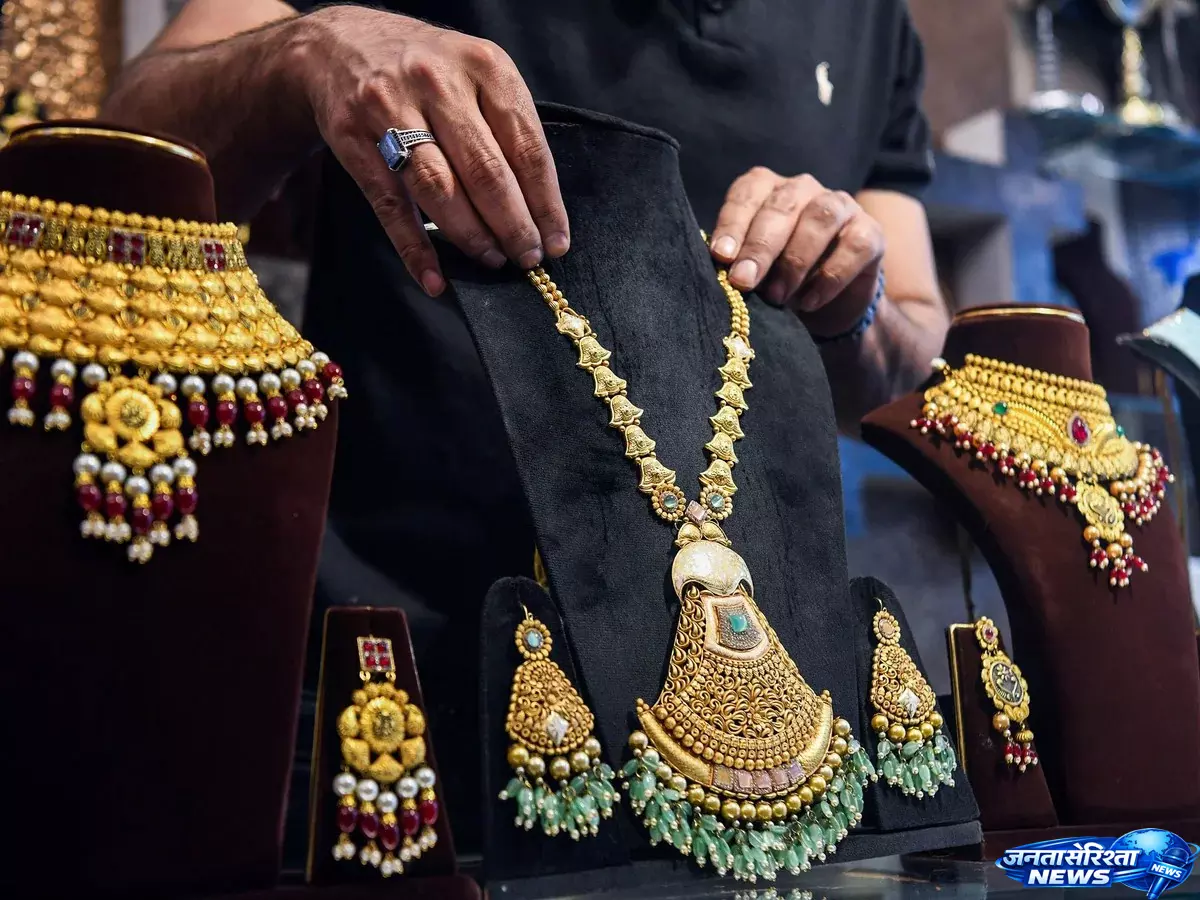 Gold, के साथ चांदी की कीमत में भी बड़ा उछाल Gold, के साथ चांदी की कीमत में भी बड़ा उछाल