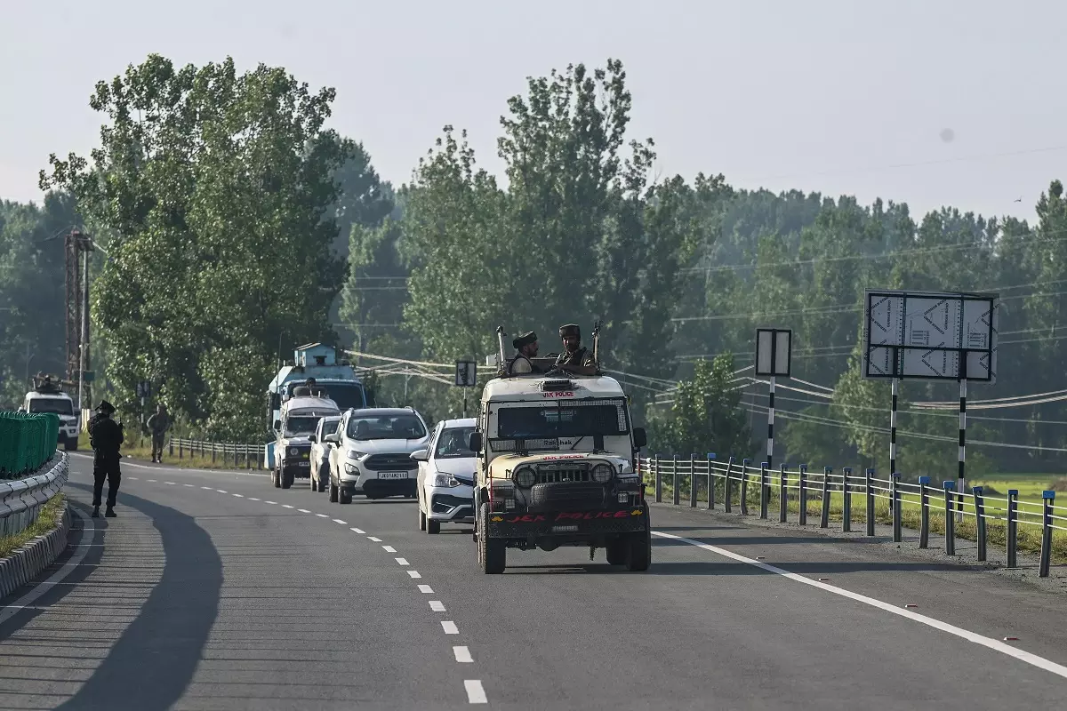 Jammu: जम्मू-श्रीनगर राष्ट्रीय राजमार्ग पर अमरनाथ यात्रा काफिले की मॉक एक्सरसाइज Jammu: जम्मू-श्रीनगर राष्ट्रीय राजमार्ग पर अमरनाथ यात्रा काफिले की मॉक एक्सरसाइज