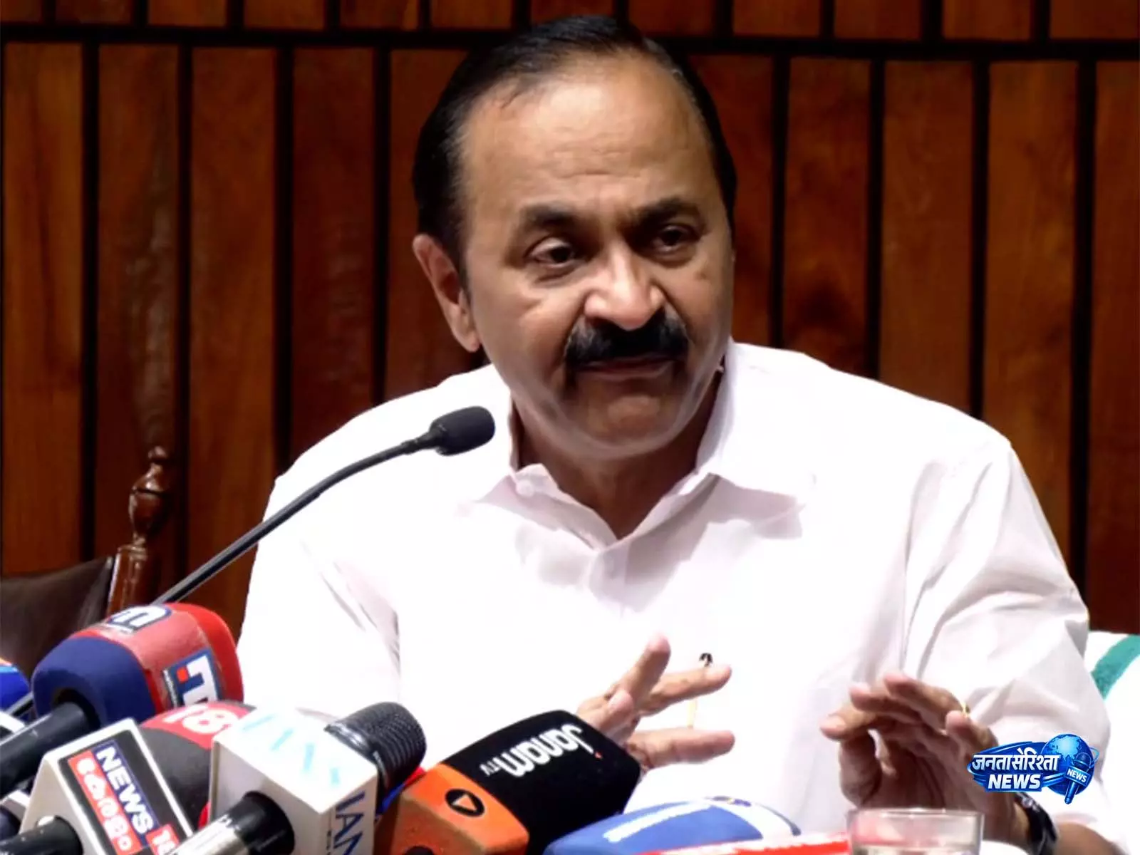 आर राजगोपाल के पासपोर्ट नवीनीकरण विवाद में हस्तक्षेप की मांग, केरल CM ने बंगाल सरकार को लिखा पत्र आर राजगोपाल के पासपोर्ट नवीनीकरण विवाद में हस्तक्षेप की मांग, केरल CM ने बंगाल सरकार को लिखा पत्र