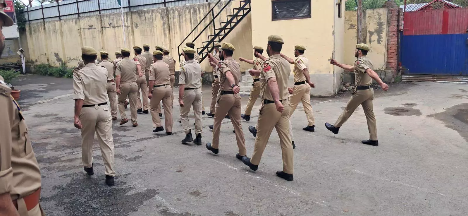 Anantnag: सुरक्षा व्यवस्था मजबूत करने के उद्देश्य से परेड आयोजित खिताब अमृता गुप्ता के नाम Anantnag: सुरक्षा व्यवस्था मजबूत करने के उद्देश्य से परेड आयोजित खिताब अमृता गुप्ता के नाम