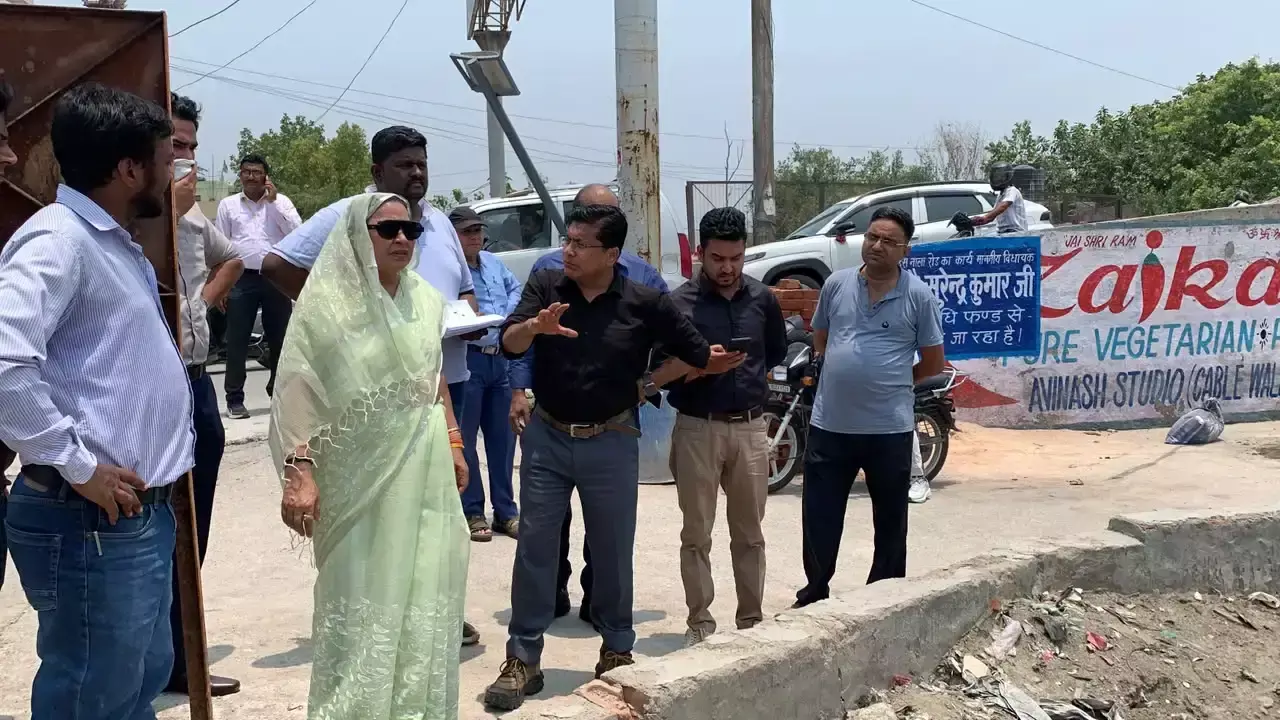 New Delhi: स्थायी समिति की अध्यक्ष सत्या शर्मा ने नालों की सफाई तेज करने के दिए निर्देश New Delhi: स्थायी समिति की अध्यक्ष सत्या शर्मा ने नालों की सफाई तेज करने के दिए निर्देश