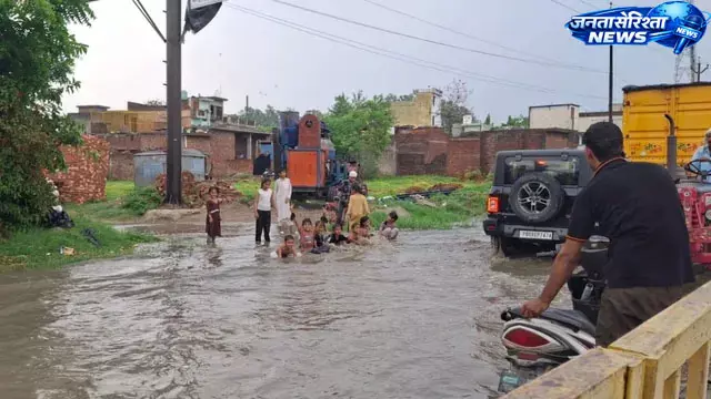 Delhi-देहरादून हाईवे की सर्विस रोड 20 मिनट की बारिश में बनी तालाब Delhi-देहरादून हाईवे की सर्विस रोड 20 मिनट की बारिश में बनी तालाब