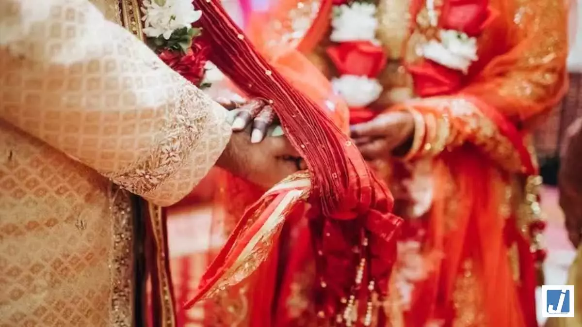 न फंस जाना इस जाल में! पुलिस ने पकड़ी फर्जी शादी-फर्जी पुलिस वाली गैंग न फंस जाना इस जाल में! पुलिस ने पकड़ी फर्जी शादी-फर्जी पुलिस वाली गैंग