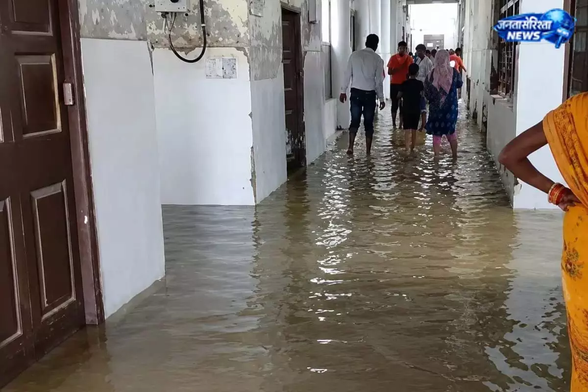 दरभंगा DMCH की पुरानी OPD में भरा पानी, मरीज बेहाल दरभंगा DMCH की पुरानी OPD में भरा पानी, मरीज बेहाल