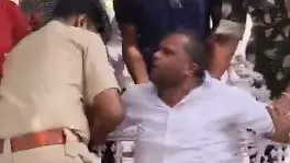 BJP नेता को स्कूल प्रिंसिपल के साथ बदसलूकी करने के आरोप में हिरासत में लिया गया BJP नेता को स्कूल प्रिंसिपल के साथ बदसलूकी करने के आरोप में हिरासत में लिया गया