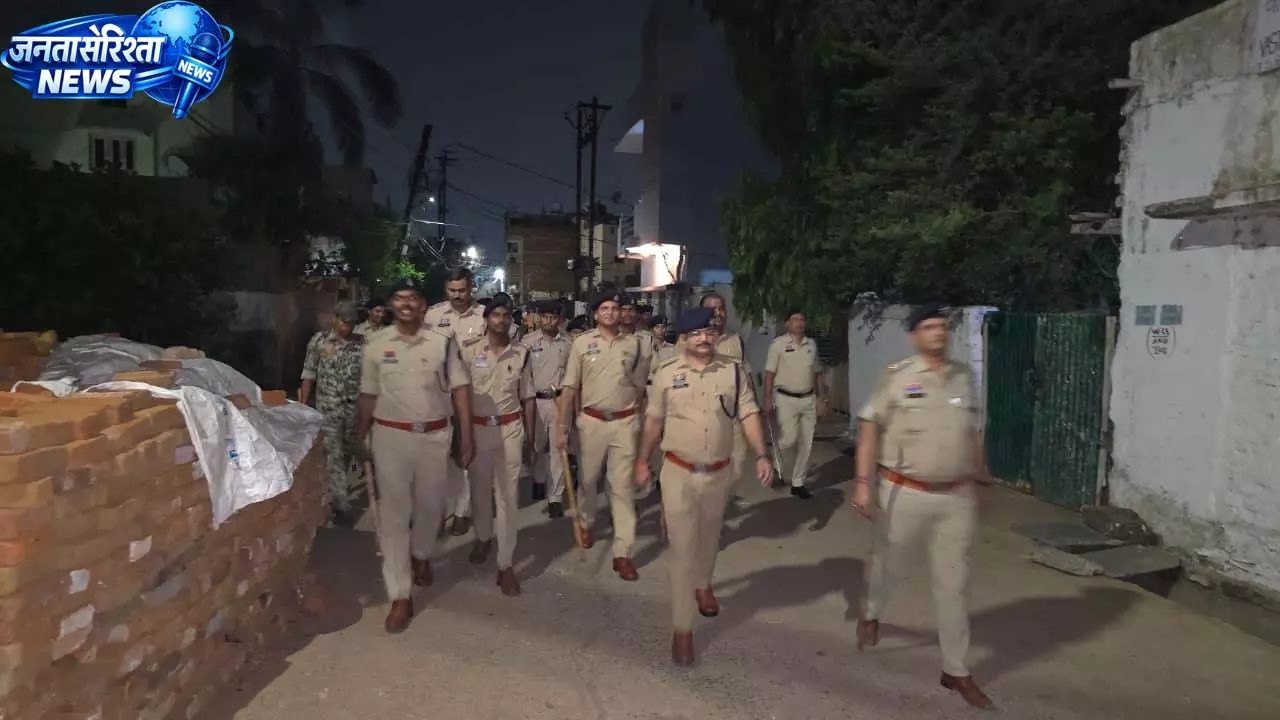 रायपुर में देर रात पुलिस की बड़ी कॉम्बिंग गश्त, 130 जवानों ने संभाला मोर्चा रायपुर में देर रात पुलिस की बड़ी कॉम्बिंग गश्त, 130 जवानों ने संभाला मोर्चा