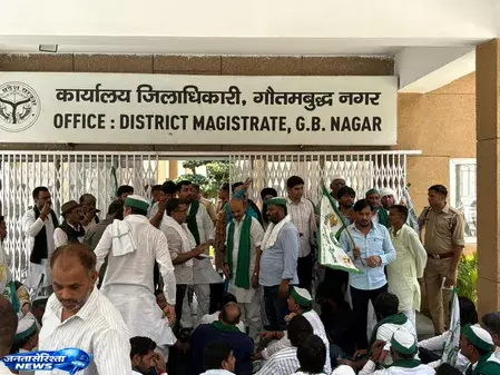 जिम्स कर्मचारियों पर Police action का किया विरोध जिम्स कर्मचारियों पर Police action का किया विरोध