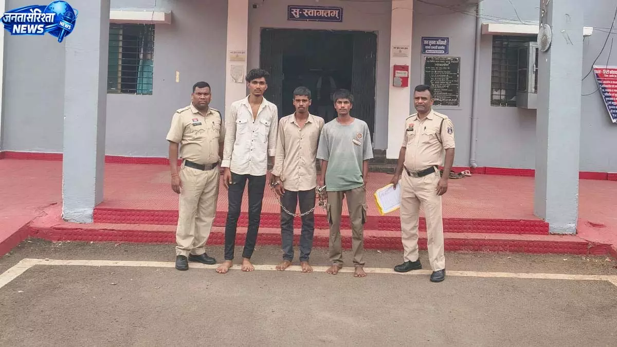 रास्ता पूछने के बहाने युवक से चाकू की नोक पर लूट, तीन आरोपी गिरफ्तार रास्ता पूछने के बहाने युवक से चाकू की नोक पर लूट, तीन आरोपी गिरफ्तार