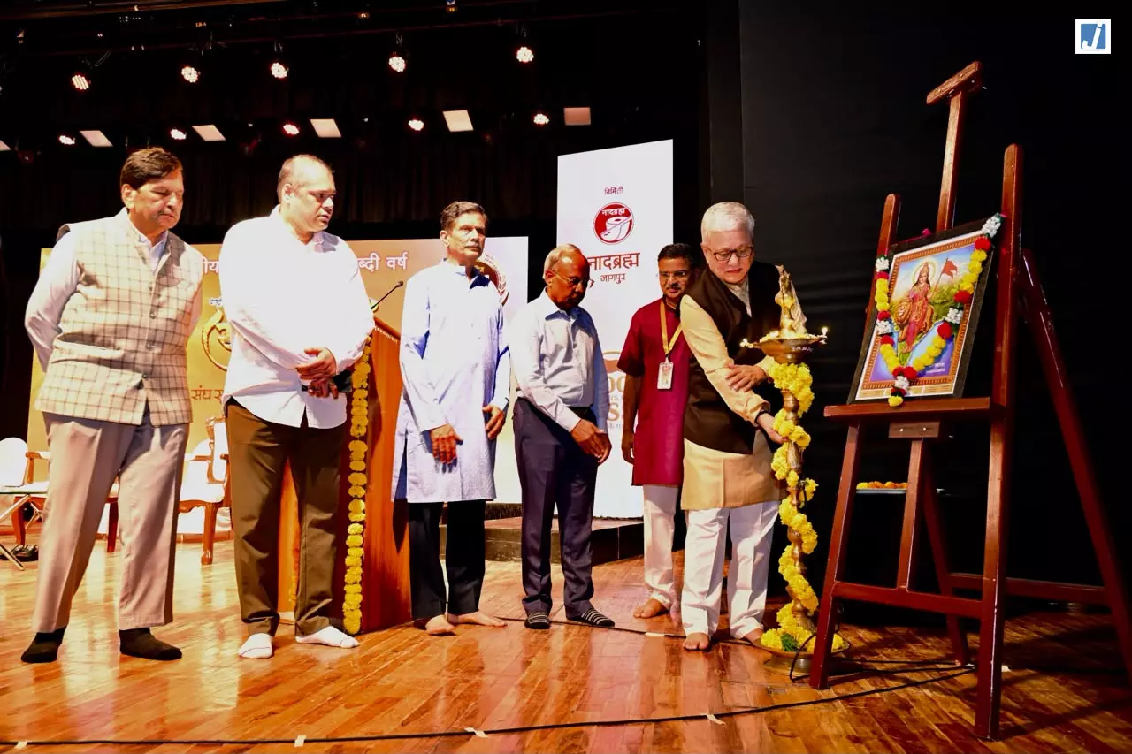 मुंबई में ‘युगप्रवर्तक डॉ. हेडगेवार’ नाटक के 51वें मंचन का राज्यपाल ने किया उद्घाटन मुंबई में ‘युगप्रवर्तक डॉ. हेडगेवार’ नाटक के 51वें मंचन का राज्यपाल ने किया उद्घाटन