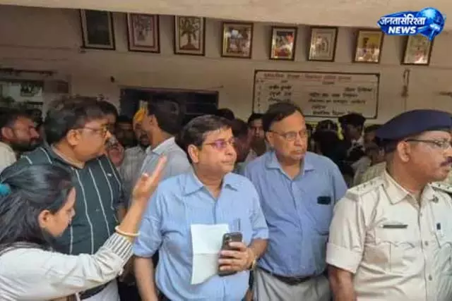 शिक्षा विभाग की कार्रवाई, 5 कर्मी सेवा से बाहर