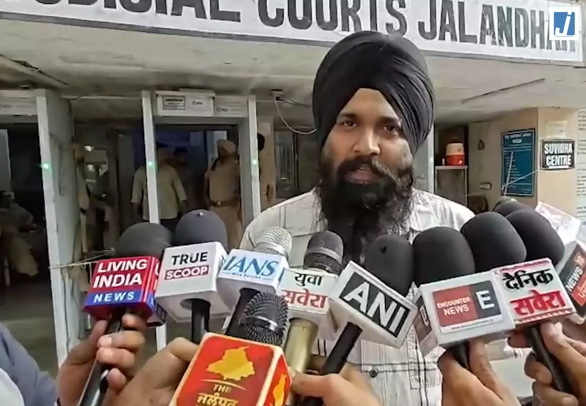 सोशल मीडिया हैंडलर गुरिंदर पाल औजला को प्रोडक्शन वारंट पर जालंधर कोर्ट में पेश किया गया सोशल मीडिया हैंडलर गुरिंदर पाल औजला को प्रोडक्शन वारंट पर जालंधर कोर्ट में पेश किया गया