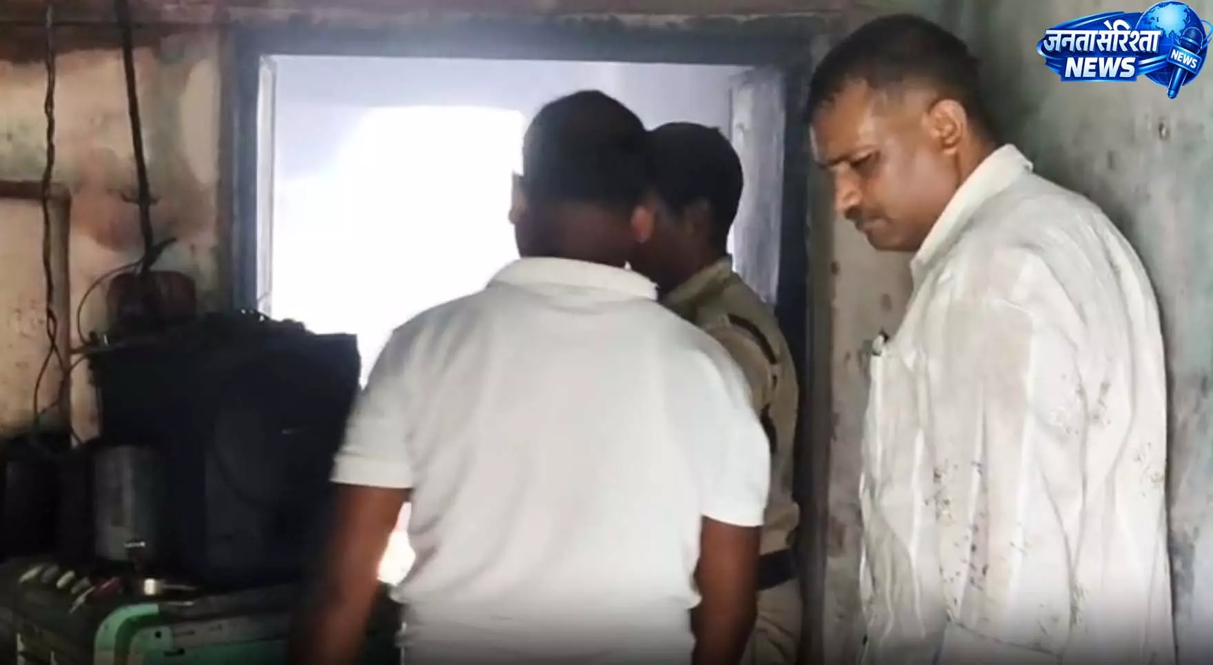 बलरामपुर में सनसनीखेज वारदात, नगर सैनिक का पति घर में आग लगाकर फरार बलरामपुर में सनसनीखेज वारदात, नगर सैनिक का पति घर में आग लगाकर फरार
