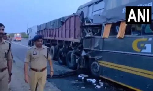 4 यात्रियों की मौत, ट्रेलर में जा टकराई बस