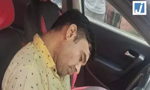 रेजिडेंट डॉक्टर का शव मिलने से सनसनी, कार का शीशा तोड़कर शव बाहर निकाला