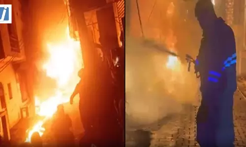 ट्रांसफॉर्मर में लगी भीषण आग, 2 किलोमीटर दूर तक दिखीं लपटें; कई दमकल गाड़ियों ने पाया काबू