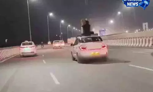 Gurugram चलती कैब की छत पर चढ़ा युवक, केस दर्ज