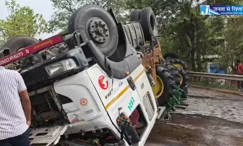 सरोना फ्लाईओवर ब्रिज में ट्रेलर वाहन पलटा