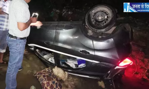 इनोवा कार दुर्घटनाग्रस्त, पति और पत्नी घायल
