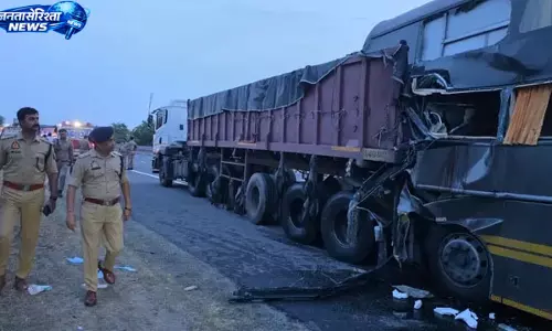 Yamuna एक्सप्रेसवे पर भीषण सड़क हादसा, ट्रेलर से टकराई बस, चार की मौत, 25 यात्री घायल