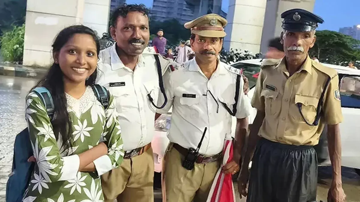 आंध्र की छात्रा को केरल पुलिस में मिला ‘गार्जियन एंजल’, तूफान में रेस्क्यू