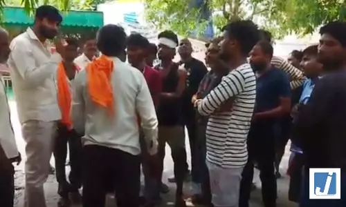 बहू से अवैध संबंधों के शक में ससुर ने पड़ोसी युवक को सरेराह चाकू से गोदा, मौत