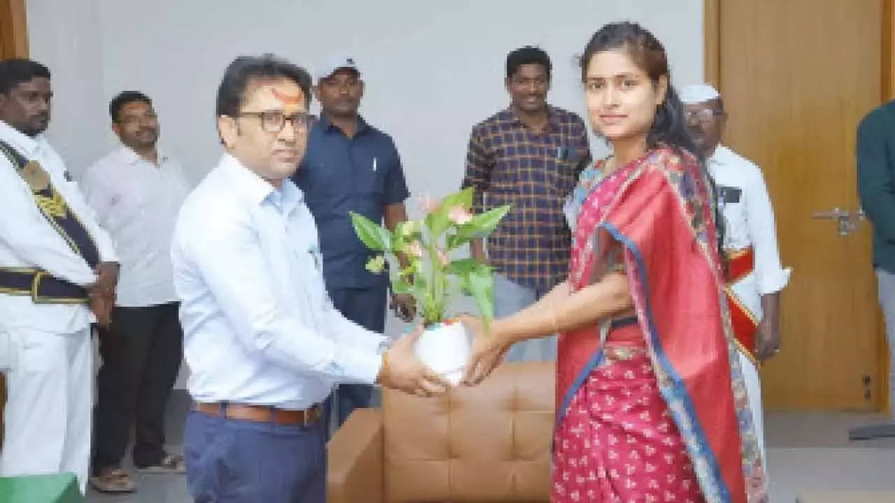 हनुमाकोंडा कलेक्टर ने नए जीडब्ल्यूएमसी आयुक्त वेंकन्ना को बधाई दी