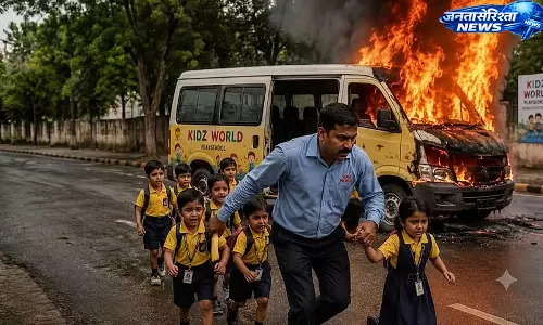 Jhunjhunu : बड़ा हादसा टला, प्लेस्कूल वैन में आग लगी, 10 बच्चों को सुरक्षित बाहर निकाला गया